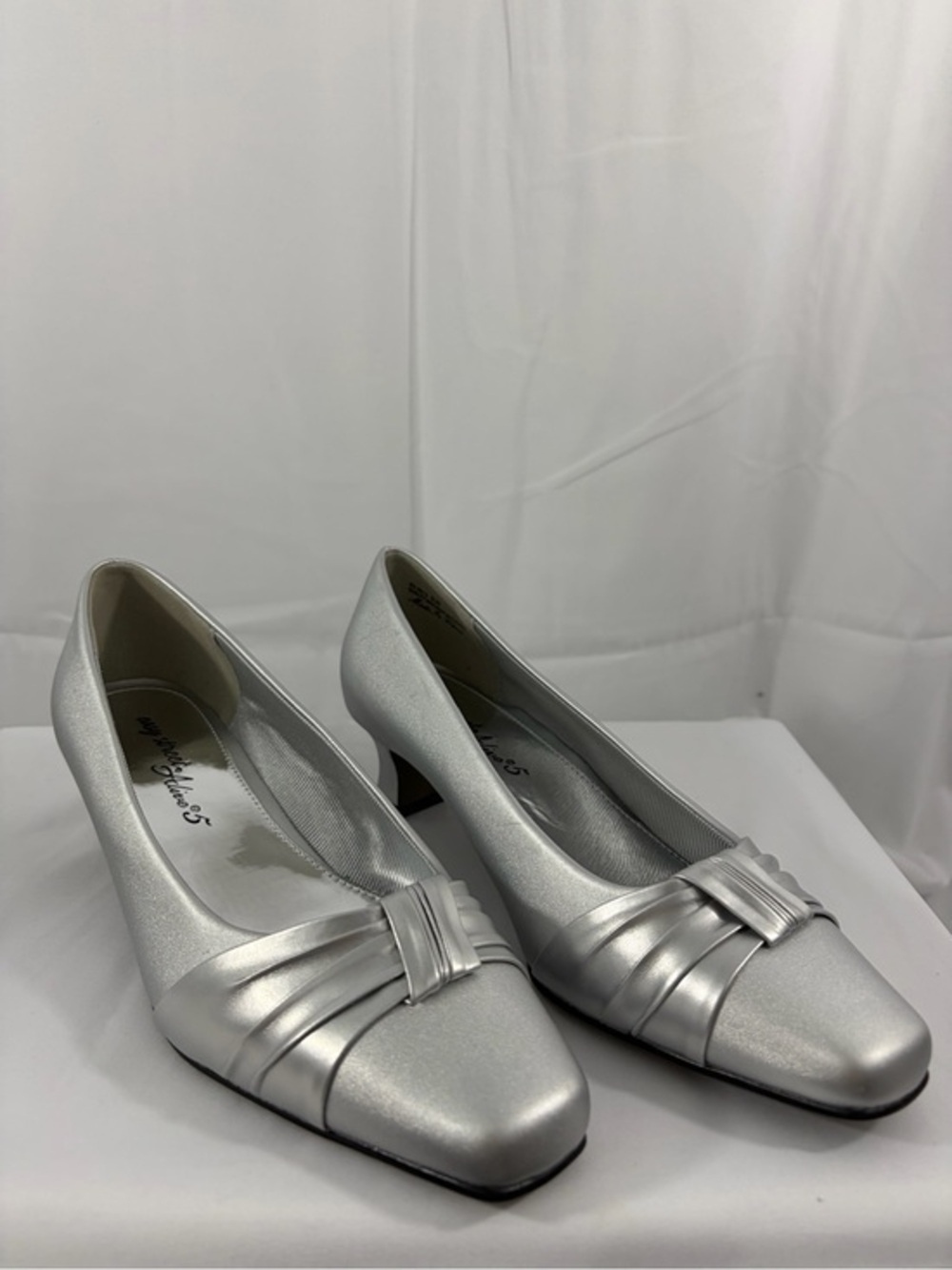 NWT Easy Street Women’s Size 8W Silver Low Heel Dress Pumps